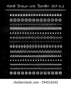 Colección de bordes dibujados a mano sobre la textura de pizarra negra. Conjunto de adornos geométricos florales y zigzags. Ilustración vectorial.