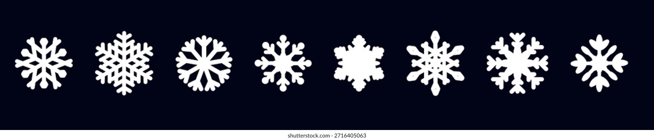Una colección de copos de nieve de intrincado diseño sobre un fondo oscuro. perfecto para proyectos temáticos de vacaciones.