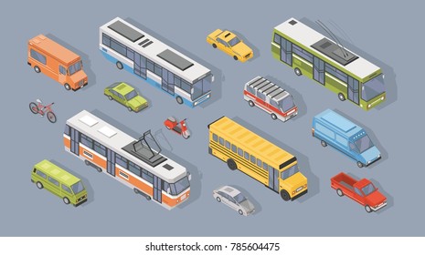 Colección de vehículos isométricos de motor aislados en fondo gris - coche, ciclomotor, autobús, tranvía, trolebús, minivan, bicicleta, camioneta. Conjunto de transporte de automóviles. Ilustración vectorial colorida.