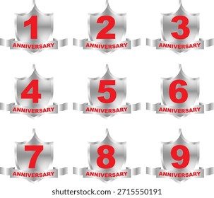 Una colección de nueve emblemas de escudo plateado, cada uno con un número rojo del 1 al 9, con un Anuncio de cinta debajo inscrito con la palabra 'ANIVERSARIO'. Estos emblemas representan hitos y celebraciones.