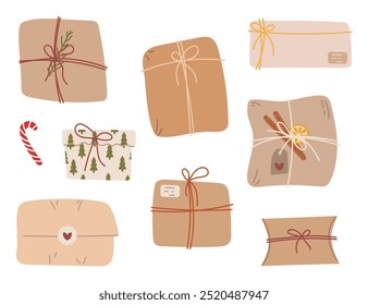 Kollektion von Verpackungen aus Naturkundepapier, einer Geschenkbox und Geschenktüten, einem Set von Ökotaschen, einem Band, einem Christbaumzweig, Zimt und anderen dekorativen Elementen