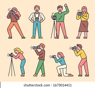 Uma coleção de personagens fotógrafos em várias poses. ilustração vetorial minimalista estilo design plano.