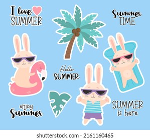 Colección de stickers Hora de verano. Bonitos y divertidos conejillos de gafas de sol flotan en anillo de goma impermeable y colchón, palma tropical y letras con frases de verano. Ilustración del vector