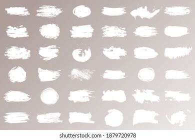 Kollektion von Strichen, Pinseln, Linien, Raueit von weißer Farbe einzeln auf beigem Hintergrund. Die Pinselstriche sind gerade. Moderne strukturierte Formen. Vektorgrafik.