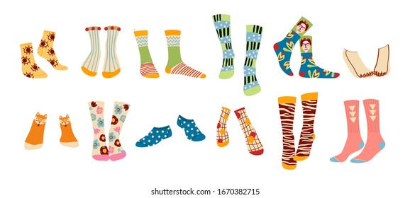 Colección de calcetines elegantes y divertidos con diferentes texturas aisladas en fondo blanco. Montaje de machos y hembras de moda diferentes calcetines altos y bajos, colorida ilustración vectorial moderna. 
