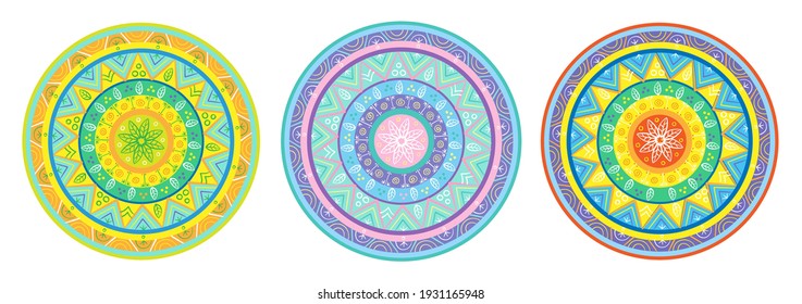 Colección de tres adornos redondos brillantes en diferentes colores. Patrón oriental. Aislado sobre fondo blanco. Ilustración plana vectorial.