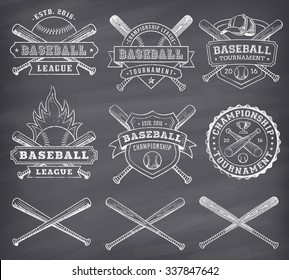 Colección de ilustraciones vectoriales del equipo de béisbol y logos de competición e insignias, en estilo grunge sobre un fondo de pizarra.