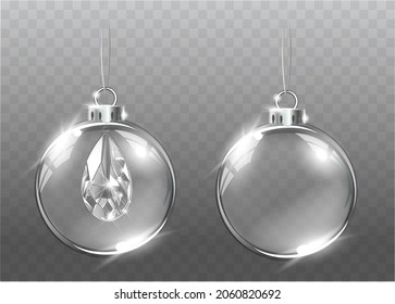 Colección de bolas vectoriales transparentes de Navidad en un fondo claro abstracto. Decoración navideña.  Esfera de vidrio y cristales brillantes y translúcidos.