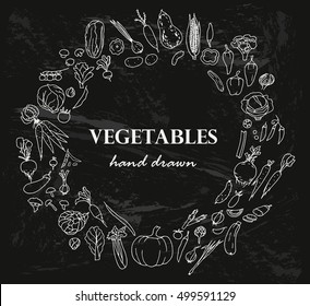 Coleção dos doodles dos legumes no fundo preto, objetos diferentes: comida, cenoura, pimenta, repolho, abóbora, e outra colheita.