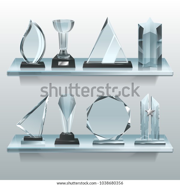 透明なトロフィー 賞品 賞品を集めたガラスの棚の上のカップ トロフィーと賞品 スポーツカップの透明なリアルなベクターイラスト のベクター画像素材 ロイヤリティフリー