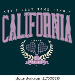 Tipografía de eslogan universitario con raqueta de tenis vectorial cruzada y silueta de bola, diseño de impresión de camiseta de raqueta de tenis vintage. California