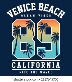 Vector de árbol de palma colegiado, eslogan varsity ocean vibes print