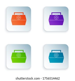 Icono del kit de primeros auxilios de color aislado en fondo blanco. Caja médica con cruz. Equipo médico de emergencia. Concepto de salud. Establezca iconos coloridos en los botones cuadrados. Ilustración vectorial