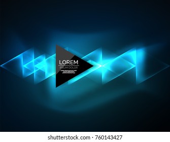 Triángulos brillantes de neón de color, fondo abstracto. Vector tecno espacio de brillo con triángulos y tu mensaje. Papel tapiz de alta tecnología