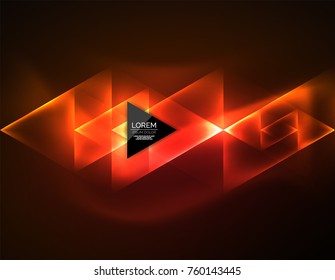 Triángulos brillantes de neón de color, fondo abstracto. Vector tecno espacio de brillo con triángulos y tu mensaje. Papel tapiz de alta tecnología