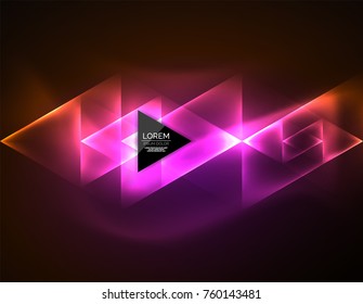 Triángulos brillantes de neón de color, fondo abstracto. Vector tecno espacio de brillo con triángulos y tu mensaje. Papel tapiz de alta tecnología
