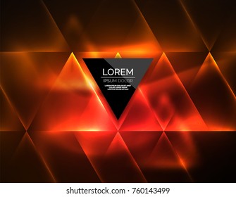 Triángulos brillantes de neón de color, fondo abstracto. Vector tecno espacio de brillo con triángulos y tu mensaje. Papel tapiz de alta tecnología