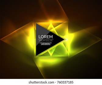 Farbneon leuchtende Dreiecke, abstrakter Hintergrund. Vektor Techno leuchtender Raum mit Dreiecken und Ihre Nachricht. Hightech-Bildschirmhintergrund