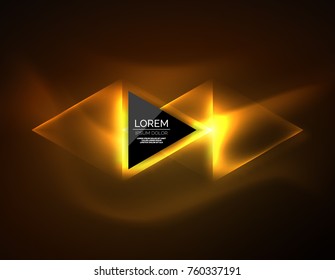 Triángulos brillantes de neón de color, fondo abstracto. Vector tecno espacio de brillo con triángulos y tu mensaje. Papel tapiz de alta tecnología