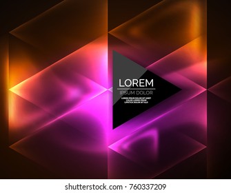 Triángulos brillantes de neón de color, fondo abstracto. Vector tecno espacio de brillo con triángulos y tu mensaje. Papel tapiz de alta tecnología