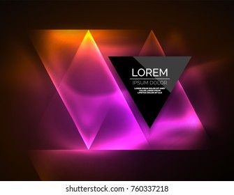 Triângulos luminosos de néon colorido, plano de fundo abstrato. Vetor techno espaço de brilho com triângulos e sua mensagem. Papel de parede de alta tecnologia