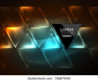Triángulos brillantes de neón de color, fondo abstracto. Vector tecno espacio de brillo con triángulos y tu mensaje. Papel tapiz de alta tecnología