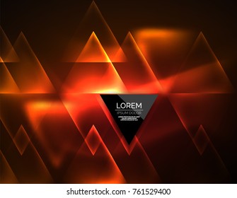 Triángulos brillantes de neón de color, fondo abstracto. Vector tecno espacio de brillo con triángulos y tu mensaje. Papel tapiz de alta tecnología