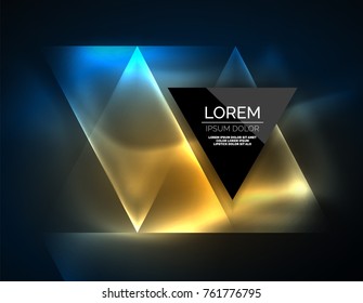 Triángulos brillantes de neón de color, fondo abstracto. Vector tecno espacio de brillo con triángulos y tu mensaje. Papel tapiz de alta tecnología