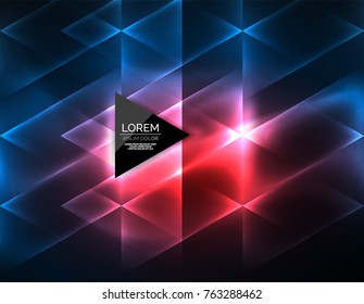 Triángulos brillantes de neón de color, fondo abstracto. Vector tecno espacio de brillo con triángulos y tu mensaje. Papel tapiz de alta tecnología