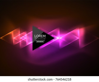 Farbneon leuchtende Dreiecke, abstrakter Hintergrund. Vektor Techno leuchtender Raum mit Dreiecken und Ihre Nachricht. Hightech-Bildschirmhintergrund