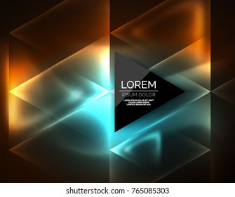 Triángulos brillantes de neón de color, fondo abstracto. Vector tecno espacio de brillo con triángulos y tu mensaje. Papel tapiz de alta tecnología
