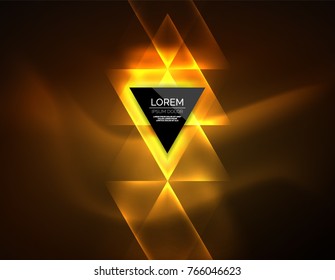 Farbneon leuchtende Dreiecke, abstrakter Hintergrund. Vektor Techno leuchtender Raum mit Dreiecken und Ihre Nachricht. Hightech-Bildschirmhintergrund