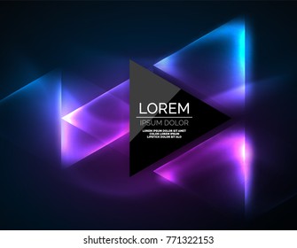 Triángulos brillantes de neón de color, fondo abstracto. Vector tecno espacio de brillo con triángulos y tu mensaje. Papel tapiz de alta tecnología