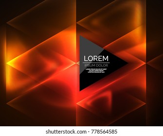 Triángulos brillantes de neón de color, fondo abstracto. Vector tecno espacio de brillo con triángulos y tu mensaje. Papel tapiz de alta tecnología