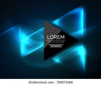 Triángulos brillantes de neón de color, fondo abstracto. Vector tecno espacio de brillo con triángulos y tu mensaje. Papel tapiz de alta tecnología