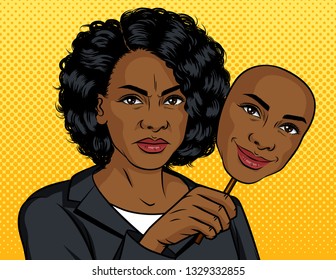 Farbvektorgrafik-Pop-Art-Illustration. Afroamerikanisches Mädchen mit falschem Gesicht. Dunkelhäutige Mädchen hält eine Maske mit einem künstlichen Lächeln. Wütende Frau hält in der Hand eine Maske mit glücklichem Gesicht