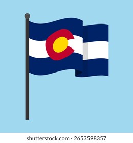 Bandeira do Colorado acenando em um mastro contra um pano de fundo azul suave. Ilustração vetorial para projetos editoriais, educacionais, patrióticos ou de design que envolvem símbolos estatais dos EUA e patrimônio ocidental