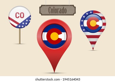 Colorado US-Staatsflagge. Kartenstift, roter Kartenmarker, Ortszeiger. Holzschild im Vintage-Stil. Vektorgrafik. Amerikanische Sterne und Streifen Flagge. Zweibuchstabige Abkürzung.