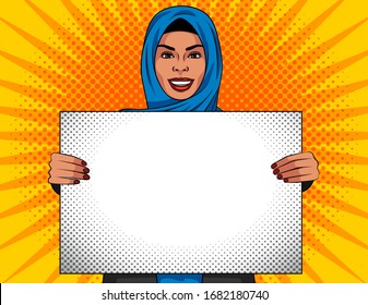 Farbige Vektorillustration im Pop-Art-Stil. Schöne Muschelfrau in traditionellem Schal auf dem Kopf. Arabianische Frau hält ein weißes Blatt in den Händen. Werbeplakat, Vorlage, Werbung.