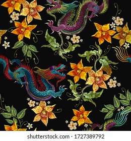 El colorido dragón asiático y las hermosas flores amarillas narcisas son un patrón impecable. Arte de bordado de estilo oriental. Plantilla para ropa, textiles