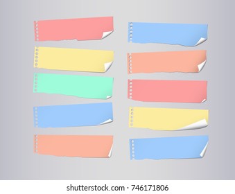 Hojas de papel de bloc de notas dobladas y coloridas para notas o mensajes sobre fondo gris