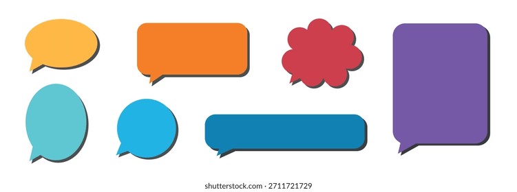 Burbujas de discurso en blanco coloridas en varias Formas sobre un fondo blanco, conveniente para la comunicación, la mensajería, el diálogo, los medios sociales, y las Plantillas del diseño.