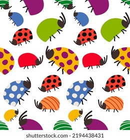 Patrón ininterrumpido de bichos coloridos Diseño infantil con insectos lindos dibujados a mano Estilo de dibujos sencillos de dibujos animados planos ilustración vectorial para papel envolvente, decoración infantil 