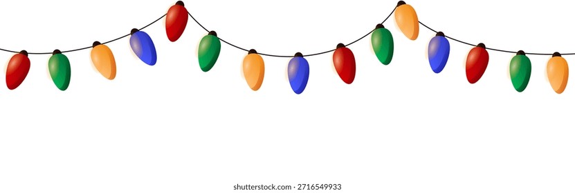 Luces de cadena de Navidades coloridas aisladas sobre fondo blanco. Guirnalda festiva con bombillas brillantes para Anuncios de vacaciones, tarjetas y decoraciones.