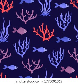 Farbige Korallen, Algen und Fische auf blauem Hintergrund. Seebild, nahtloses Muster