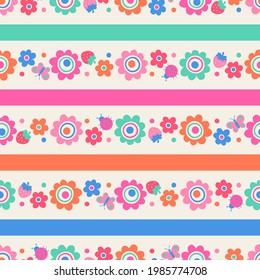 Colorido adorable patrón floral sin costuras dibujado a mano con fondo rayado.