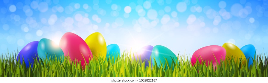 Farbige Ostereier auf grünem Gras auf blauem Bokeh-Hintergrund, horizontale Banner-Vektorgrafik