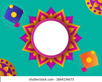 Mandala Vacía Colorida O Marco Floral Con Cometas Decoradas Con Fondo Verde Acuático.