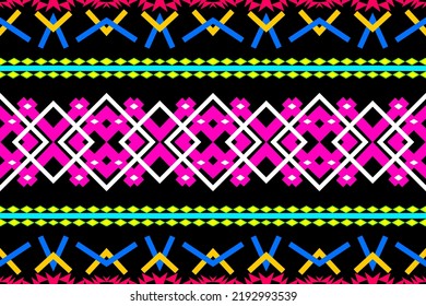Forma geométrica colorida forma un patrón sobre fondo negro, franja étnica, diseño de arte de moda