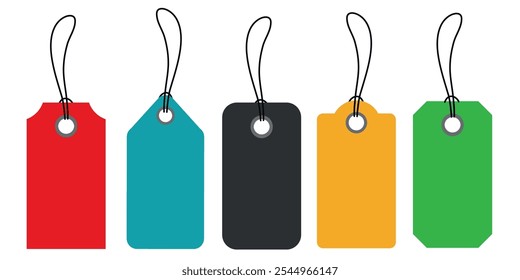 Tags penduradas coloridas em várias formas com cordas. Etiquetas em branco para preço, marca e exibição do produto.